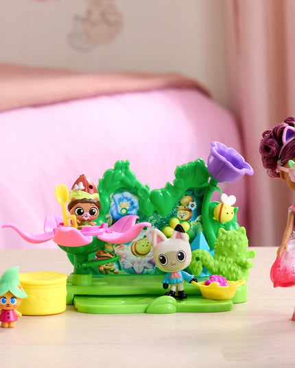 Gabby lėlė iš filmo Gabby's Dollhouse su gėlėta suknele ir priedais