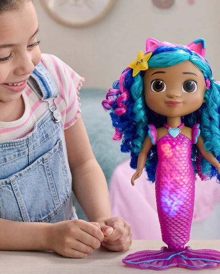 „Gabby's Dollhouse“ interaktyvi dainuojanti undinės Gabi lėlė su šviesos ir garso efektais