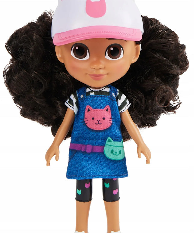 Gabby's Dollhouse Gabi kelioninė lėlė su kepure ir kačių ausų lankeliu 20 cm
