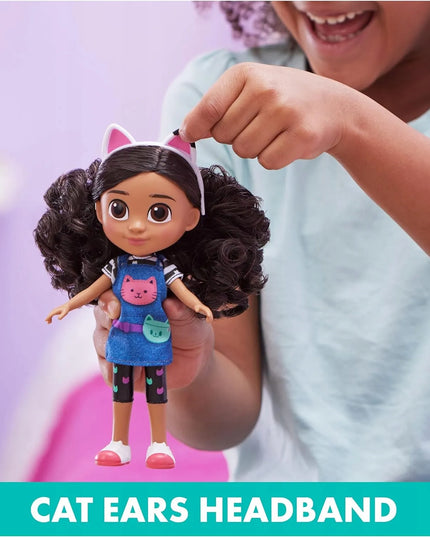 Gabby's Dollhouse Gabi kelioninė lėlė su kepure ir kačių ausų lankeliu 20 cm