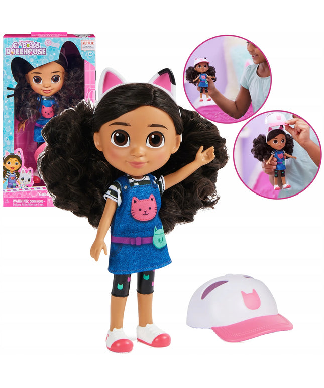 Gabby's Dollhouse Gabi kelioninė lėlė su kepure ir kačių ausų lankeliu 20 cm