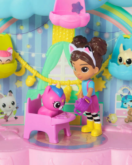 „Gabby's Dollhouse“ kačiukų priežiūros rinkinys su čiuožykla, 4 figūrėlėmis ir priedais