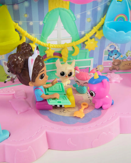 „Gabby's Dollhouse“ kačiukų priežiūros rinkinys su čiuožykla, 4 figūrėlėmis ir priedais