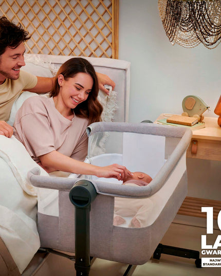 Kinderkraft vaikiškas kelioninis lopšys šalia lovos NESTEE UP 2 šviesiai pilkas