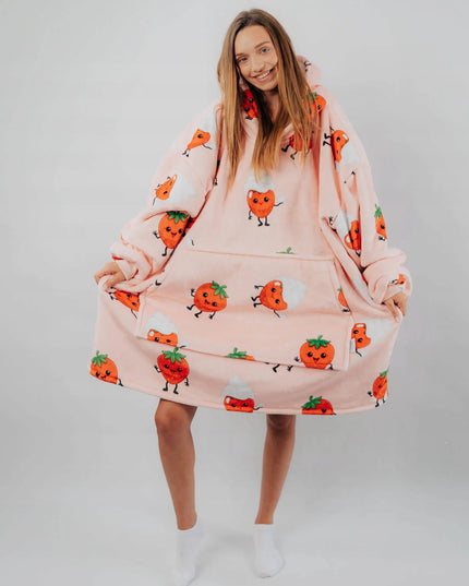 Comfy Moment „Strawberry“ braškių rašto pūkuotas oversize pledas-džemperis su gobtuvu