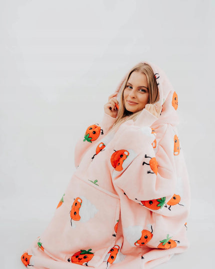 Comfy Moment „Strawberry“ braškių rašto pūkuotas oversize pledas-džemperis su gobtuvu