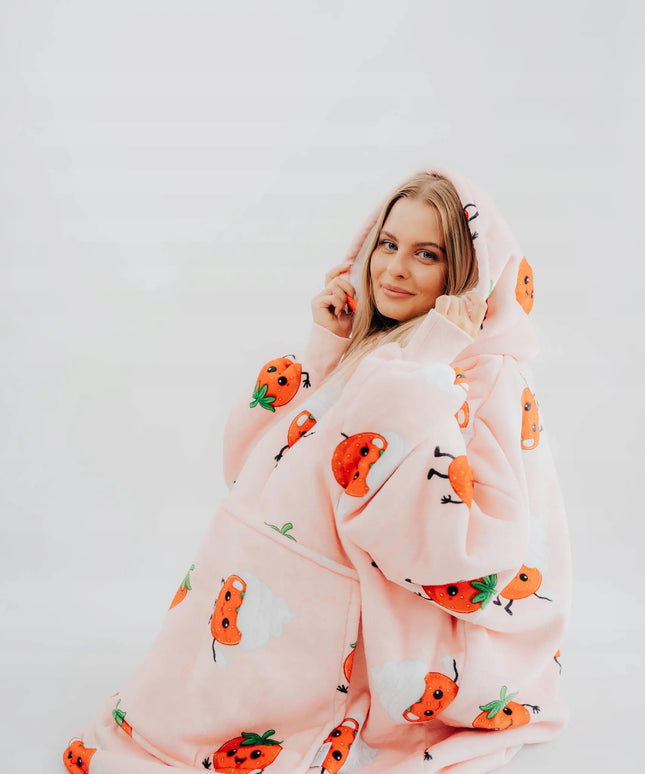 Comfy Moment „Strawberry“ braškių rašto pūkuotas oversize pledas-džemperis su gobtuvu