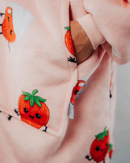 Comfy Moment „Strawberry“ braškių rašto pūkuotas oversize pledas-džemperis su gobtuvu