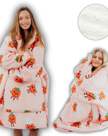 Comfy Moment „Strawberry“ braškių rašto pūkuotas oversize pledas-džemperis su gobtuvu