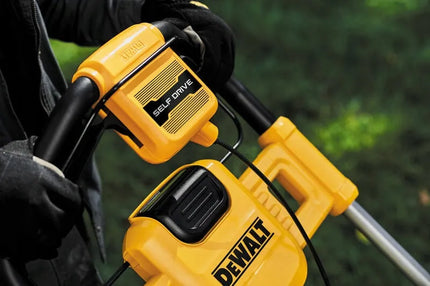 Akumuliatorinė vejapjovė 53cm 2x18V su pavara (tik įrankis) DCMWSP564N DeWALT