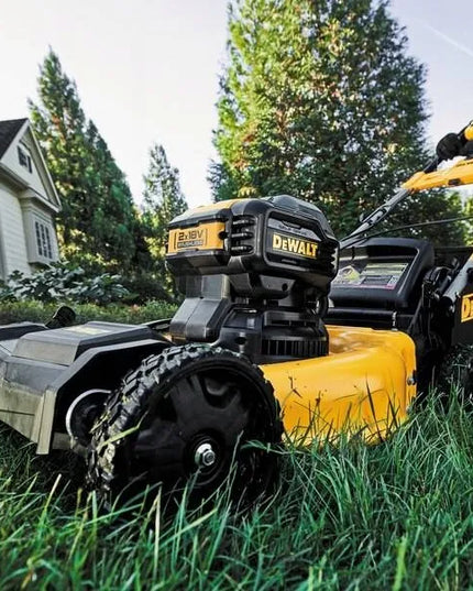 Akumuliatorinė vejapjovė 53cm 2x18V su pavara (tik įrankis) DCMWSP564N DeWALT