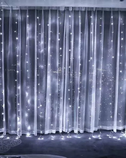 Kalėdinė LED užuolaida 3x2m 200 mikro LED lempučių USB, nuotolinio valdymo pultelis, kabliukai, šaltai balta