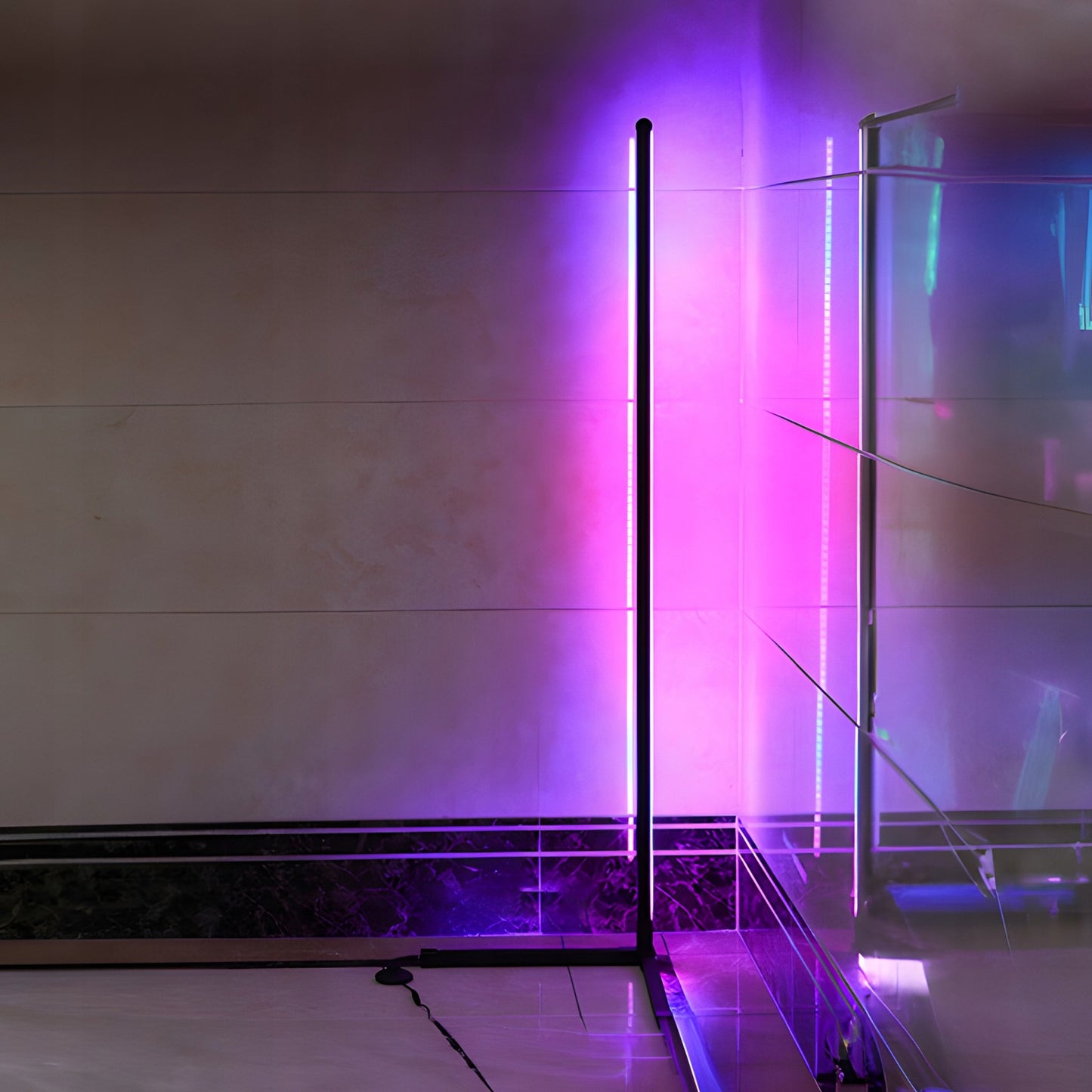 Kampinė Pastatoma Grindų RGB LED Lempa su Nuotolinio Valdymo Pulteliu, Programėle ir Muzikos Sensoriumi, 150 cm