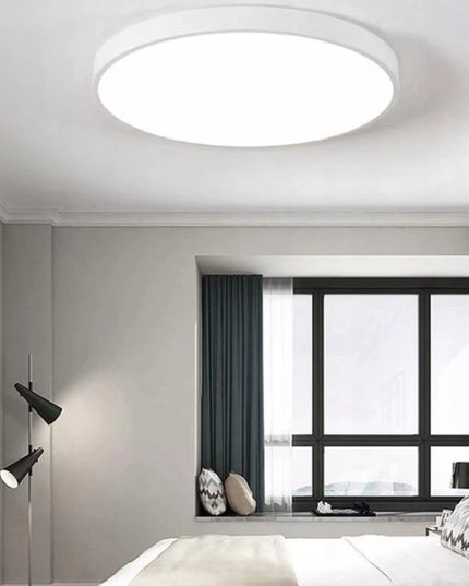 Apvalus 60 cm baltas lubinis „Temar“ CLEO šviestuvas – modernus LED plafonas su nuotolinio valdymo pulteliu ir reguliuojama spalvų temperatūra