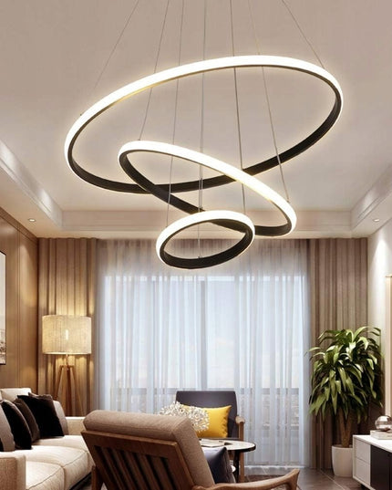 Juodas pakabinamas lubinis šviestuvas LED, 3 žiedai + nuotolinio valdymo pultelis, keičiama spalva