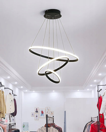 Juodas pakabinamas lubinis šviestuvas LED, 3 žiedai + nuotolinio valdymo pultelis, keičiama spalva