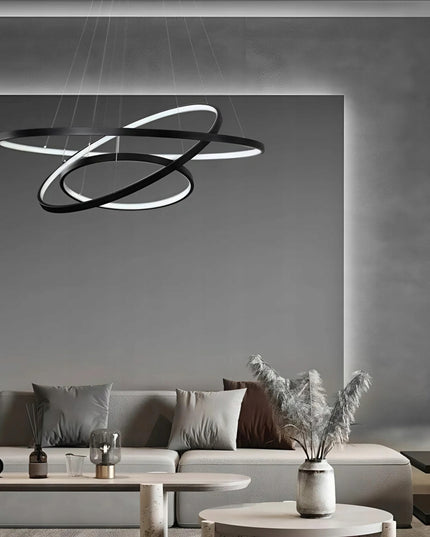 Juodas lubinis pakabinamas LED šviestuvas su 3 žiedais ir nuotolinio valdymo pulteliu, keičiama spalvos temperatūra