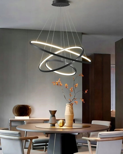 Juodas lubinis pakabinamas LED šviestuvas su 3 žiedais ir nuotolinio valdymo pulteliu, keičiama spalvos temperatūra