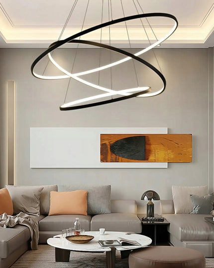 Juodas lubinis pakabinamas LED šviestuvas su 3 žiedais ir nuotolinio valdymo pulteliu, keičiama spalvos temperatūra