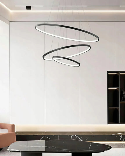 Juodas lubinis pakabinamas LED šviestuvas su 3 žiedais ir nuotolinio valdymo pulteliu, keičiama spalvos temperatūra