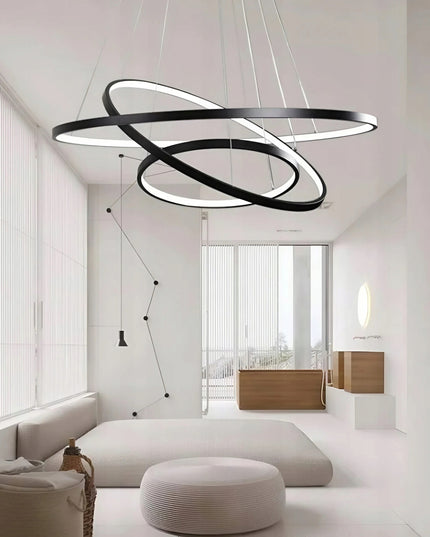 Juodas lubinis pakabinamas LED šviestuvas su 3 žiedais ir nuotolinio valdymo pulteliu, keičiama spalvos temperatūra