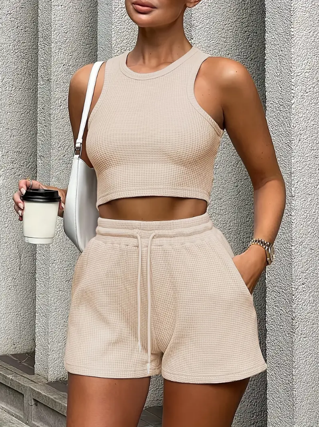 Laisvalaikio, sportinis komplektas, crop top stiliaus marškinėliai ir šortai, moterims