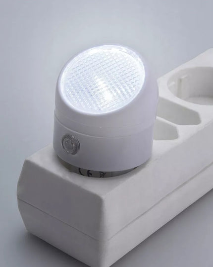 LED naktinė lemputė į rozetę su tamsos jutikliu