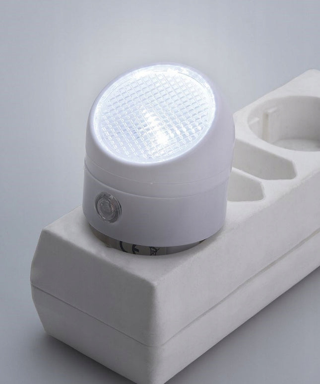 LED naktinė lemputė į rozetę su tamsos jutikliu