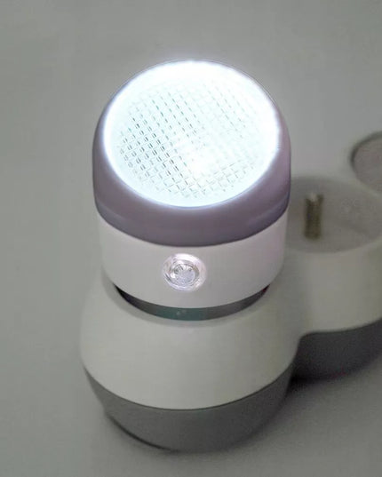 LED naktinė lemputė į rozetę su tamsos jutikliu