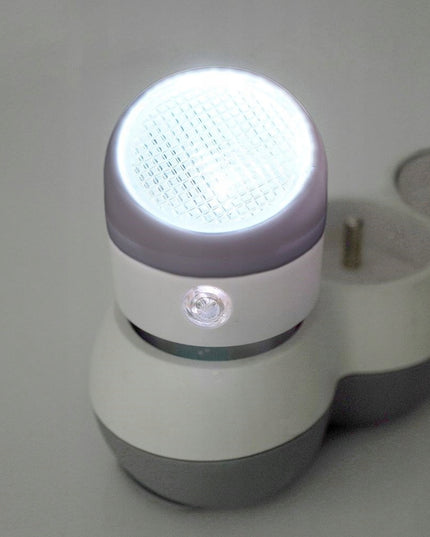 LED naktinė lemputė į rozetę su tamsos jutikliu