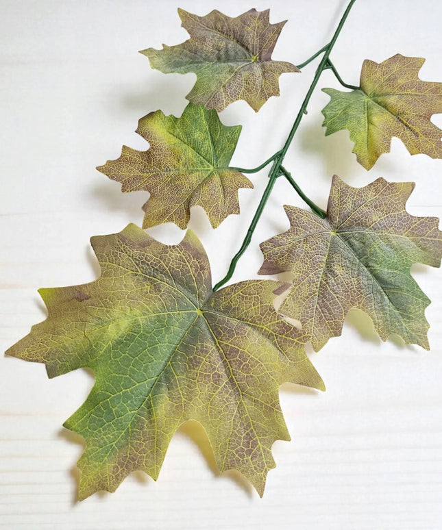 Rudens klevo lapas, samanotas žaliai rudas, 59 cm, lapų puokštė