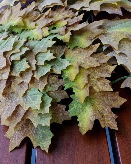 Rudens klevo lapas, samanotas žaliai rudas, 59 cm, lapų puokštė