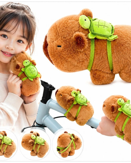 Ant rankos nešiojamas kapibaros pliušinis žaislas su tvirtinimo juostelėmis