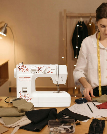 Namų siuvimo mašina su reguliuojamu greičiu, 48 dygsniai, galinga + priedai