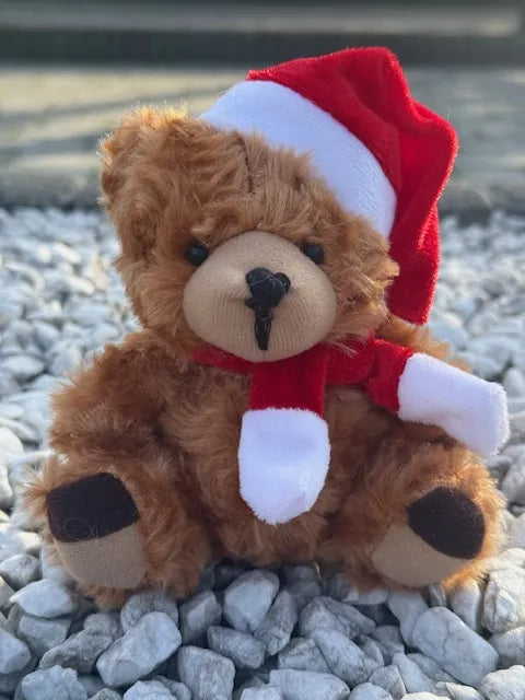 Šventinis pliušinis meškiukas su šalikėliu ir kepurėle, 15 cm