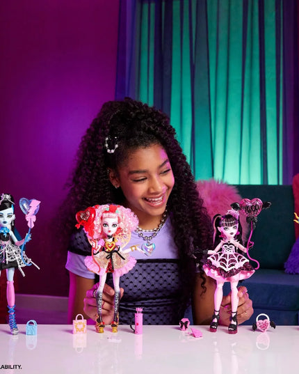 MONSTER HIGH DRACULAURA „BAISIAI SALDUS GIMTADIENIS“ LĖLĖ 27 CM, BALIONAS IR AKSESUARAI