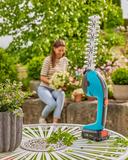 GARDENA akumuliatorinės žolės ir krūmų žirklės – be akumuliatoriaus
