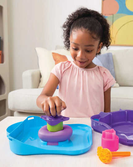 KINETINIS SMĖLIS „KINETIC SAND“ – 3 SPALVOS, FORMELĖS LAGAMINĖLYJE IR PRIEDAI, 454 G