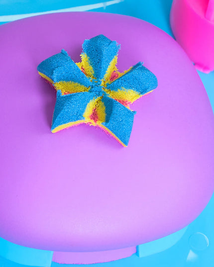 KINETINIS SMĖLIS „KINETIC SAND“ – 3 SPALVOS, FORMELĖS LAGAMINĖLYJE IR PRIEDAI, 454 G