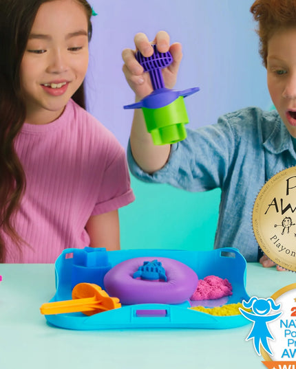 KINETINIS SMĖLIS „KINETIC SAND“ – 3 SPALVOS, FORMELĖS LAGAMINĖLYJE IR PRIEDAI, 454 G