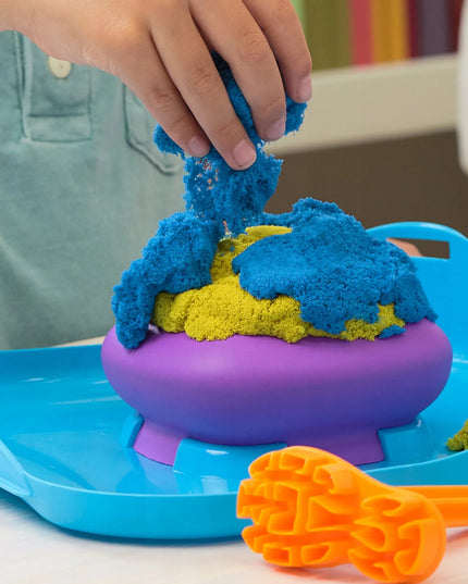 KINETINIS SMĖLIS „KINETIC SAND“ – 3 SPALVOS, FORMELĖS LAGAMINĖLYJE IR PRIEDAI, 454 G
