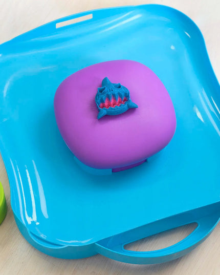 KINETINIS SMĖLIS „KINETIC SAND“ – 3 SPALVOS, FORMELĖS LAGAMINĖLYJE IR PRIEDAI, 454 G