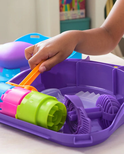 KINETINIS SMĖLIS „KINETIC SAND“ – 3 SPALVOS, FORMELĖS LAGAMINĖLYJE IR PRIEDAI, 454 G