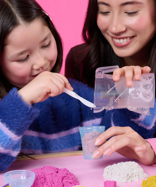„Kinetic Sand“ kinetinis smėlis „Ledų desertai“ su maišytuvu, 3 spalvos, 18 formų