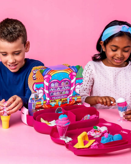 KINETINIS SMĖLIS „KINETIC SAND“ LEDŲ PARDUOTUVĖS RINKINYS LAGAMINE, 680 G
