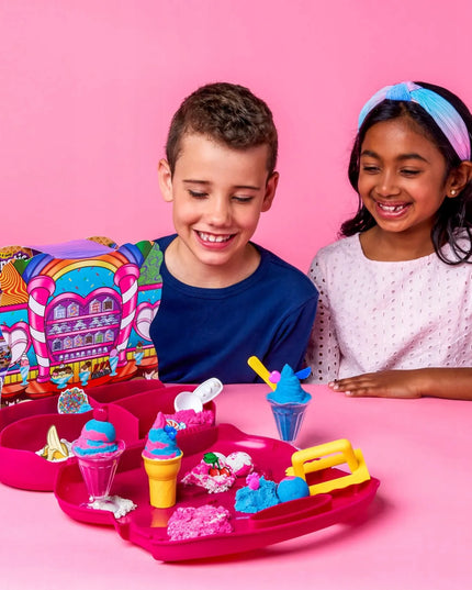 KINETINIS SMĖLIS „KINETIC SAND“ LEDŲ PARDUOTUVĖS RINKINYS LAGAMINE, 680 G
