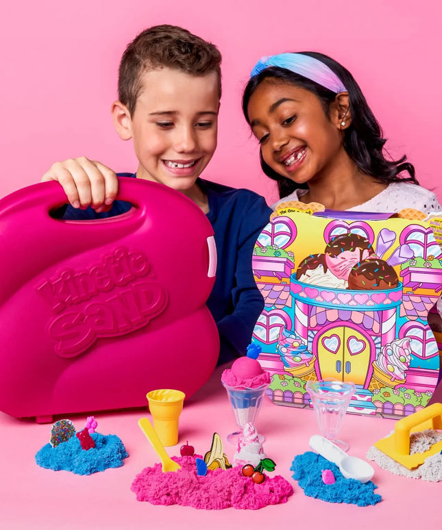 KINETINIS SMĖLIS „KINETIC SAND“ LEDŲ PARDUOTUVĖS RINKINYS LAGAMINE, 680 G