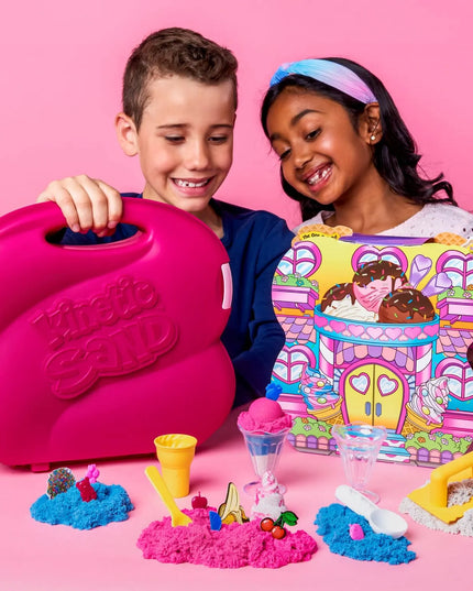 KINETINIS SMĖLIS „KINETIC SAND“ LEDŲ PARDUOTUVĖS RINKINYS LAGAMINE, 680 G