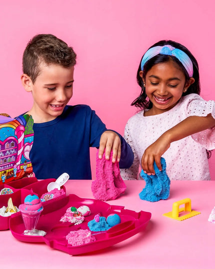 KINETINIS SMĖLIS „KINETIC SAND“ LEDŲ PARDUOTUVĖS RINKINYS LAGAMINE, 680 G