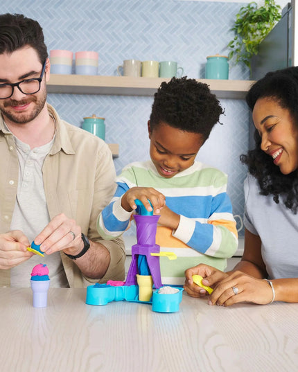 „Kinetic Sand“ kinetinio smėlio ledų kioskelis su ledų gaminimo stotele ir priedais